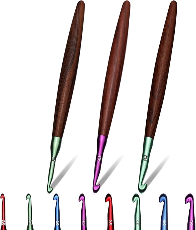 Giwrmu 3 Pcs Crochet Hooks, 3.5mm/4.5mm/5.5mm Ergonomic Crochet Hook, Colored Aluminum Crochet Hook with Wooden Handle Crochet Needle for Crocheting Yarn