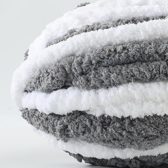 Chunky Yarn for Hand Knitting, No7 Thick Yarn, 250Grams 32Yards, Pack of 4, Perfect for Knitters and Crafters (Grayish White)