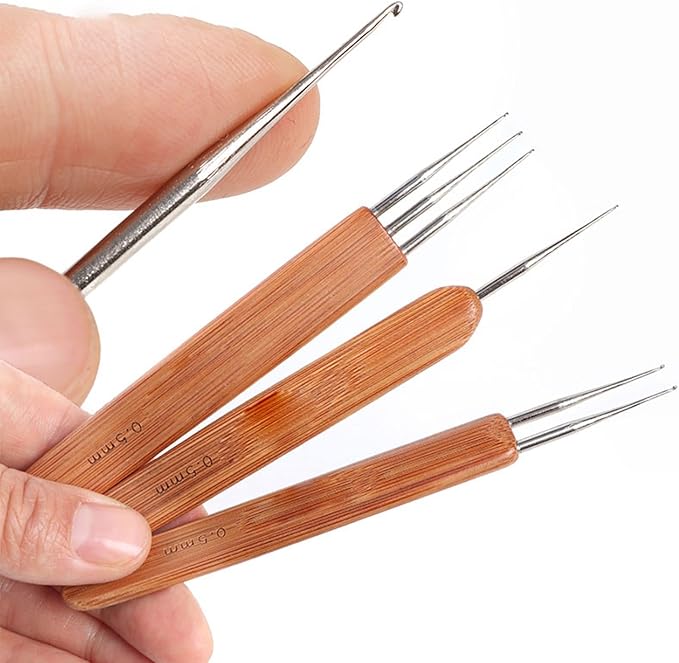 SENRISE Dreadlock Crochet Needle, Weaving Crochet Hook for Hair, with Wooden Handle, for Fixing Braids (Three Heads 0.75 mm)