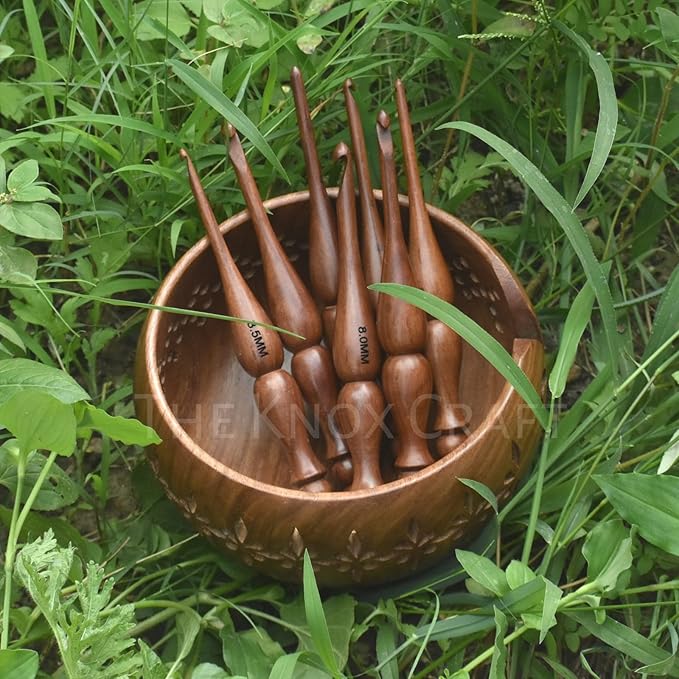 THE KNOX CRAFT Wooden Crochet Hook Set of 7 (4mm–10mm) – Ergonomic Soft Grip Handles, Smooth Wooden Yarn Hooks for Arthritic Hands – Beginner-Friendly Crochet Hooks Gift Set