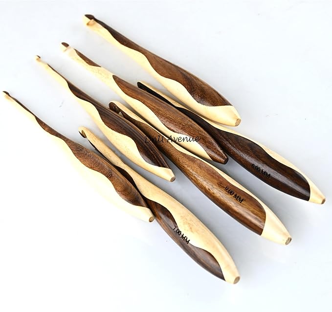 DnU Avenue Wooden Crochet Hook Set with Bowl – 7 Handcrafted Ergonomic Hooks for Crocheting – Natural Wood Finish – Lightweight Yarn Needle Kit for Beginners & Experts (Beige & Brown)