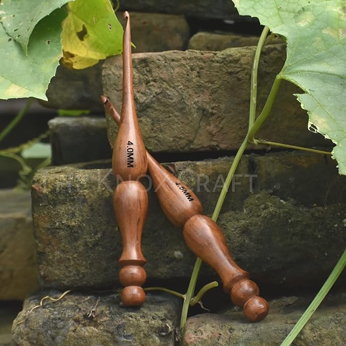 THE KNOX CRAFT Wooden Crochet Hook Set of 7 (4mm–10mm) – Ergonomic Soft Grip Handles, Smooth Wooden Yarn Hooks for Arthritic Hands – Beginner-Friendly Crochet Hooks Gift Set