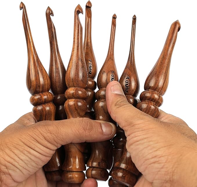 PIEWOOD - Wooden Crochet Hooks, Set of 7 Crochet Hooks Ergonomic Soft Grip Handle, Crochet Hooks for Crocheting Yarn, Knitting Gift for Her (Set of 7)