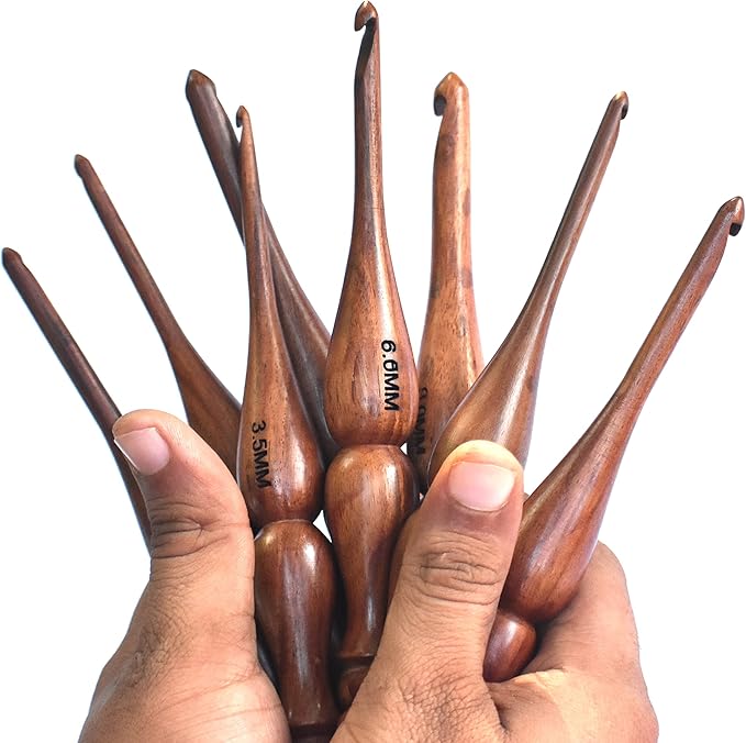 THE KNOX CRAFT Wooden Crochet Hook Set of 7 (4mm–10mm) – Ergonomic Soft Grip Handles, Smooth Wooden Yarn Hooks for Arthritic Hands – Beginner-Friendly Crochet Hooks Gift Set