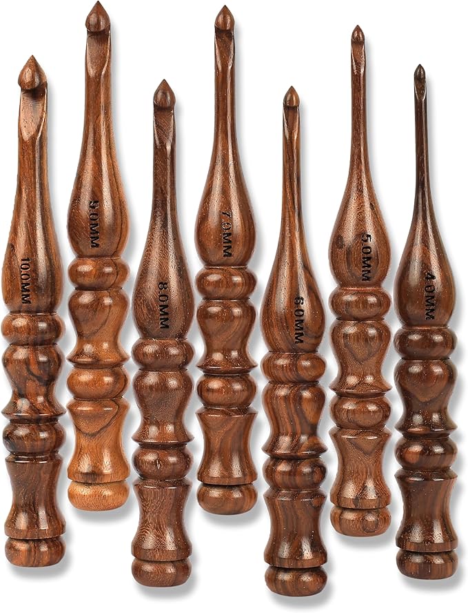 PIEWOOD - Wooden Crochet Hooks, Set of 7 Crochet Hooks Ergonomic Soft Grip Handle, Crochet Hooks for Crocheting Yarn, Knitting Gift for Her (Set of 7)